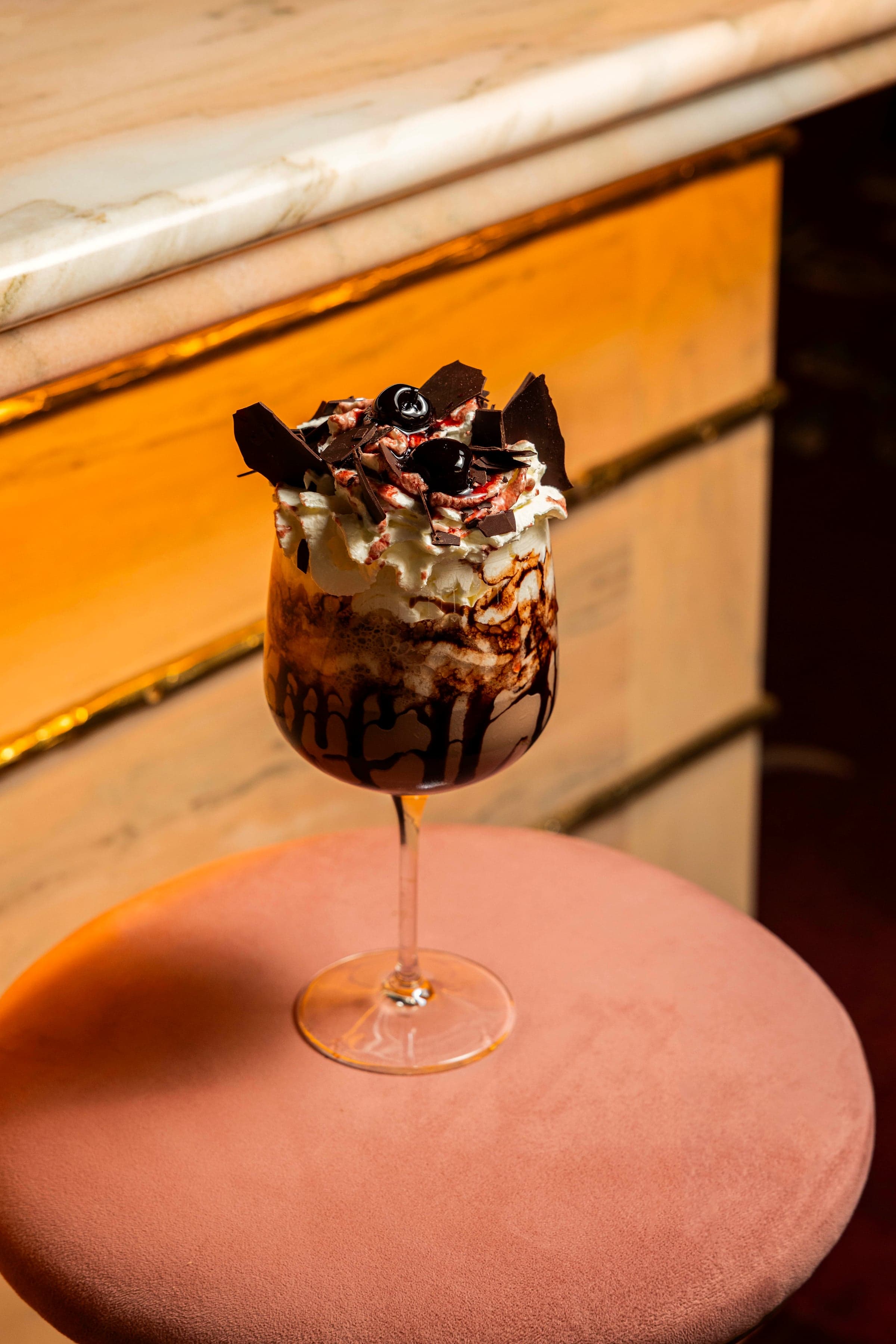 Coupe glacée servie au comptoir de la brasserie