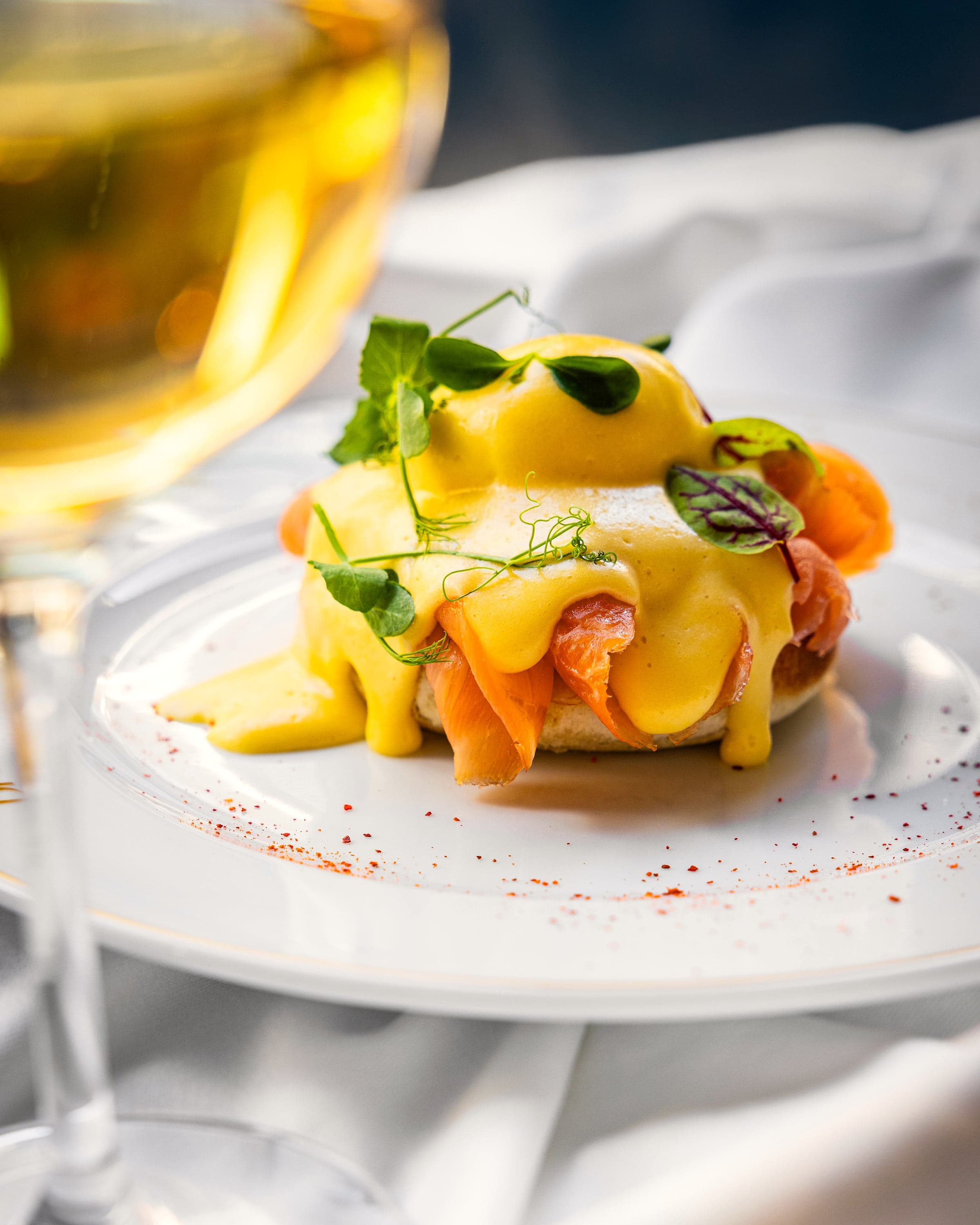 Œuf Bénédicte et saumon, sauce hollandaise, servi à l’assiette