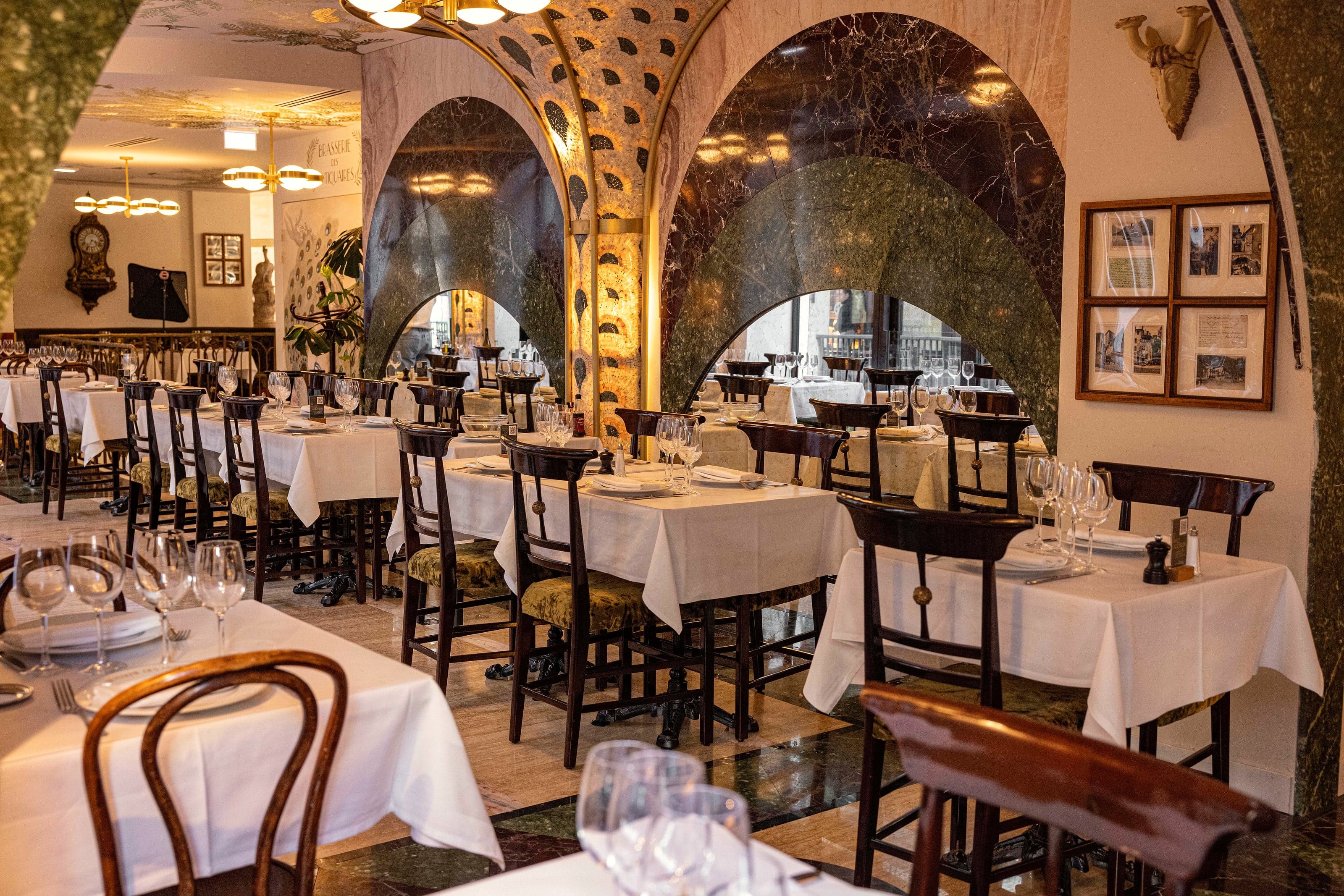 Salle de la brasserie, miroirs et gravures encadrées