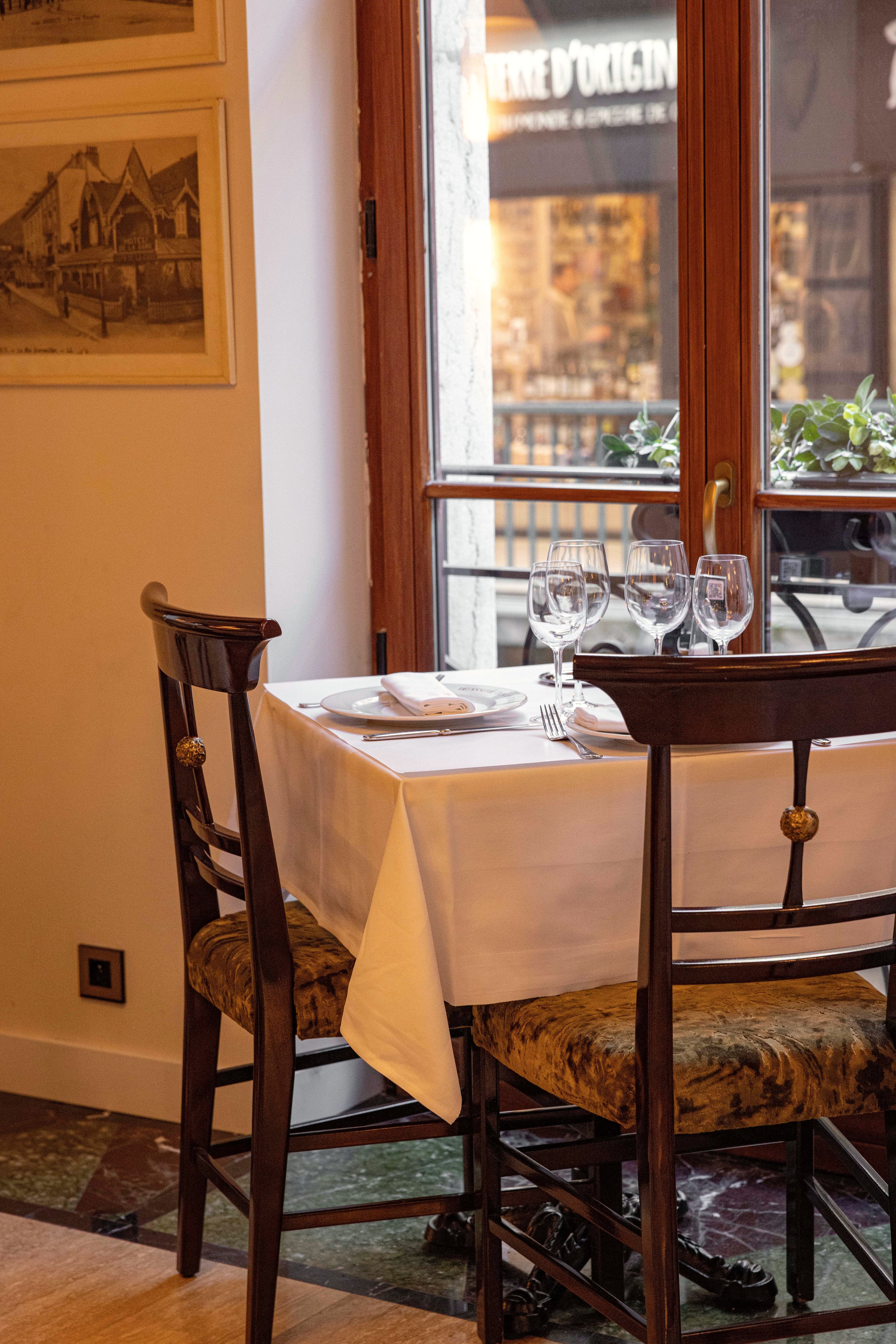 Table dressée près d’une fenêtre